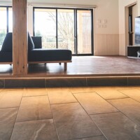 Indirect lighting between the living room and the dining room