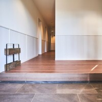 Spacious entrance entrance