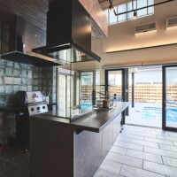 The dining kitchen in the dirt room is to the pool seamless